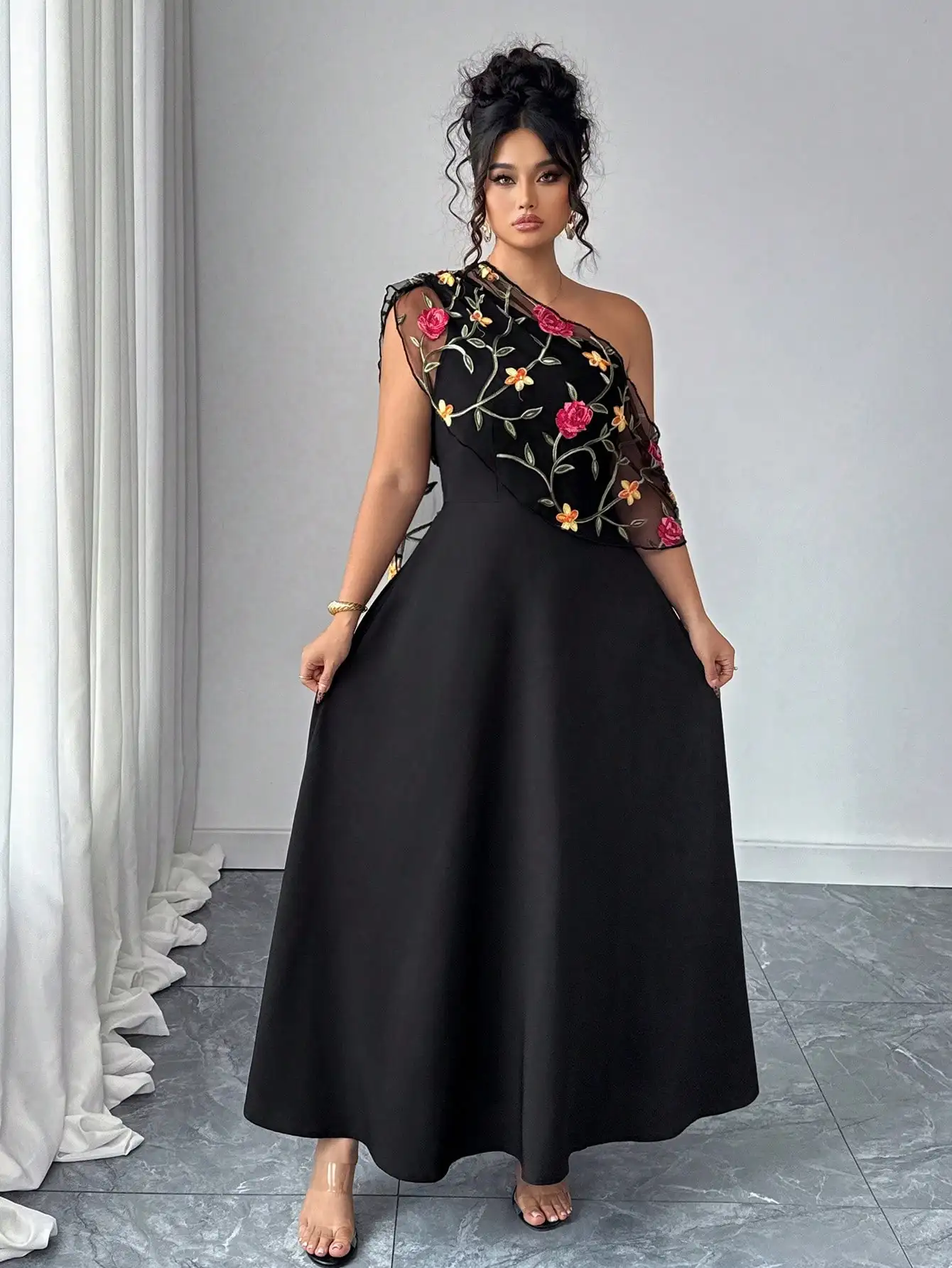 

Платье макси А-силуэта с цветочной вышивкой, сетчатой накладкой и одним открытым плечом, больших размеров