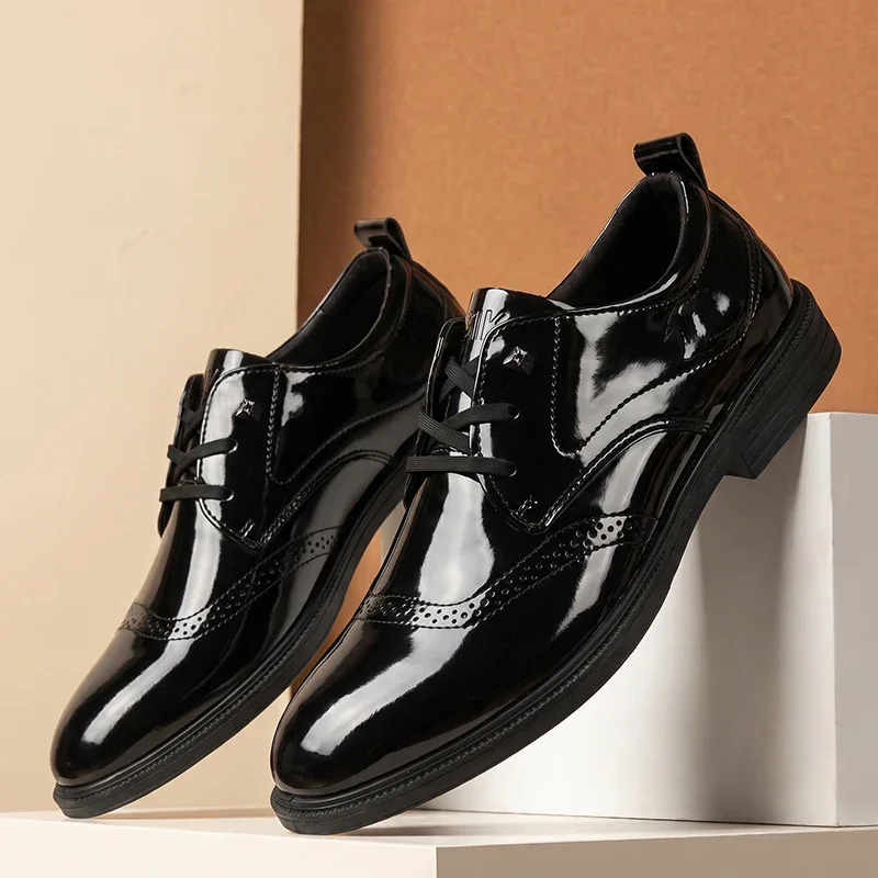 Herren Oxford-Schuhe aus schwarzem Lackleder, Schnürschuhe für formelle Anlässe, Hochzeiten, Partys, Büro, Herrenschuhe. – Detail 1
