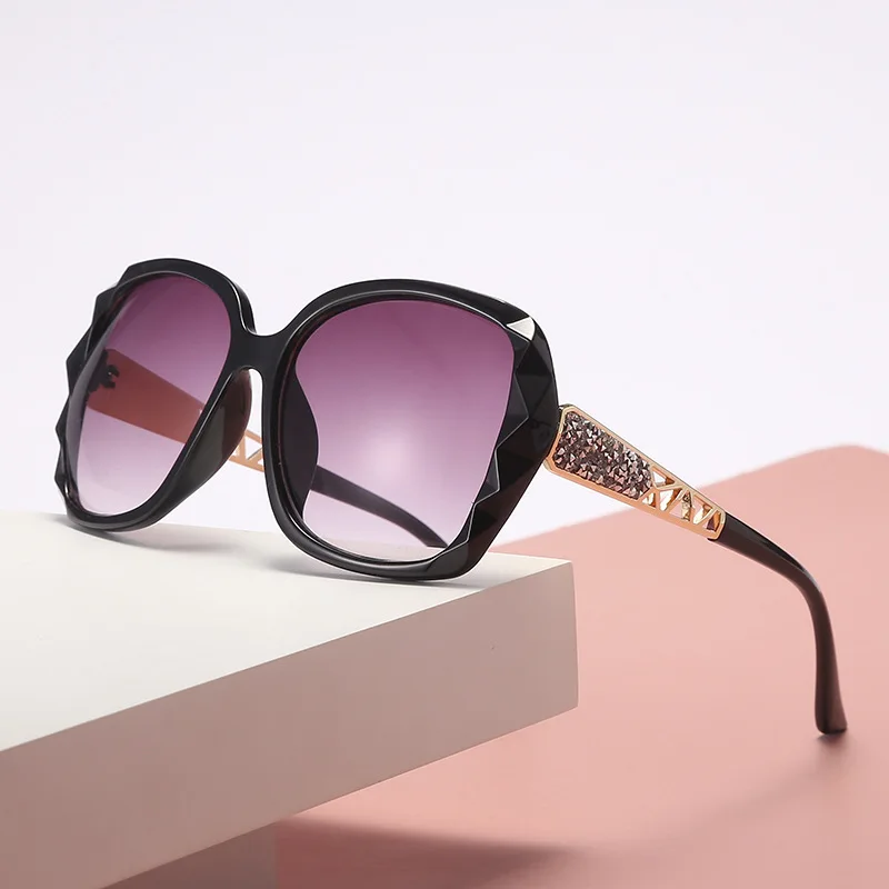 New Ladies\' Sunglasses with High Sense and Diamond-encrusted Sunglasses Protect against Ultraviolet Rays in Summer.