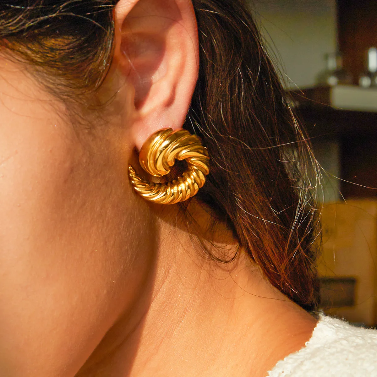 HangZhi New Design Cowhorn Vortex Stud Earring Geometric Gold Sliver Color Spiral Exaggerated Charm Trend Vintage Large Jewelry