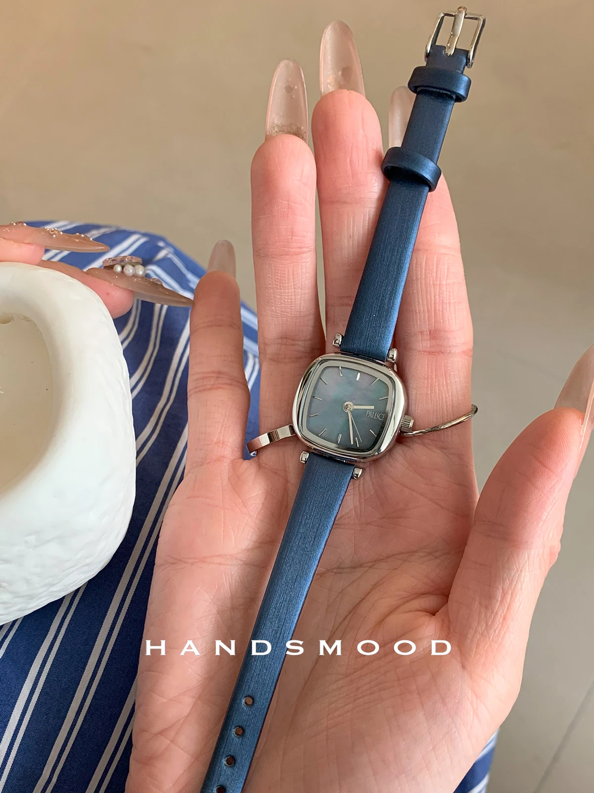 

A minimalist square mother-of-pearl dial quartz watch for ladies featuring a lightreflecting design and a vintage-inspired style