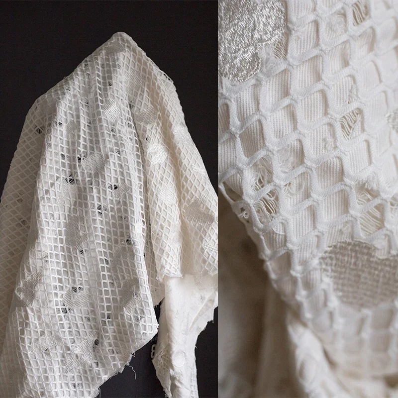 

Белая джинсовая жаккардовая ткань с вышивкой для композитного хлопка. Дизайнерская ткань. Одежда своими руками. Материал для шитья по метрам.