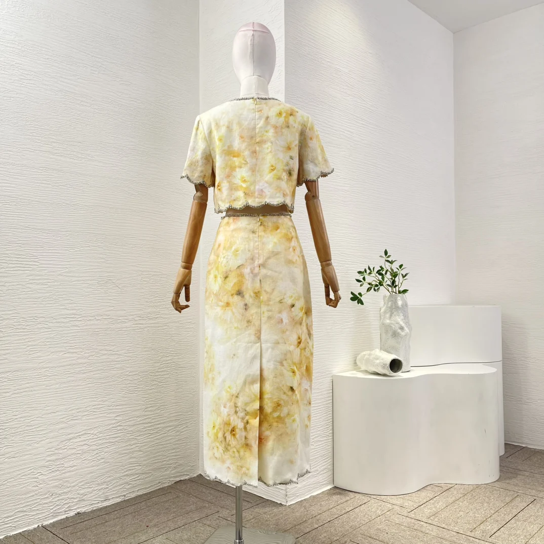 الضوء الأصفر شل حافة الأزهار طباعة الماس قصيرة الأكمام بلوزة قمم وتنورة مجموعة 2025 تصميم جديد الربيع