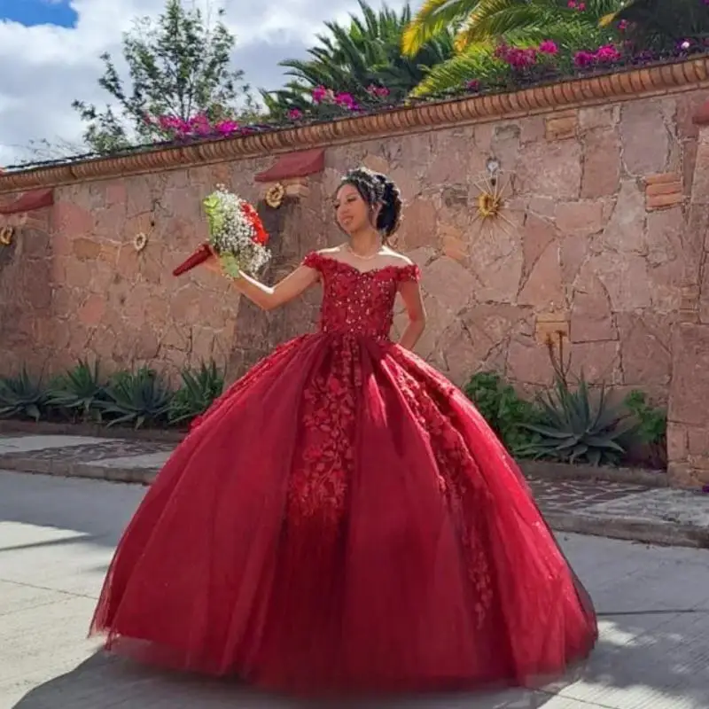 여자를위한 맞춤형 빨간색 매력적인 라인 석 Quinceanera 드레스 레이스 아플리케 오프 어깨 Vestidos De 15 Quinceanera