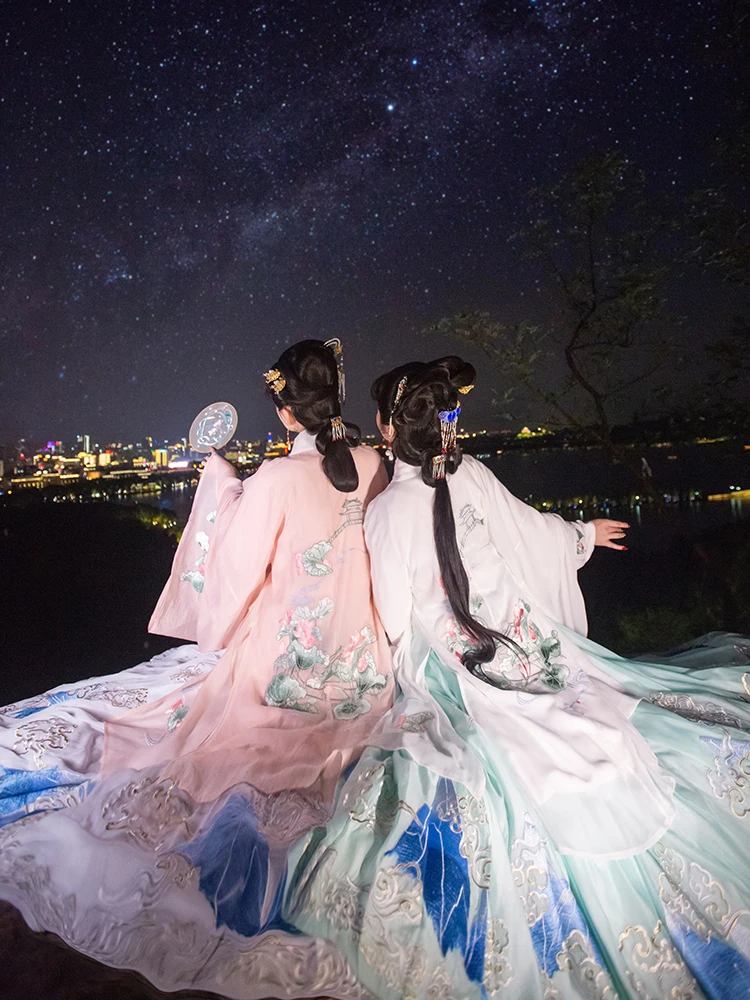 

Женская одежда Ханьфу: юбка-парео с вышивкой «Десять пейзажей Вест-Лейка», в стиле династии Мин, с эффектом двойной драпировки и облачным узором