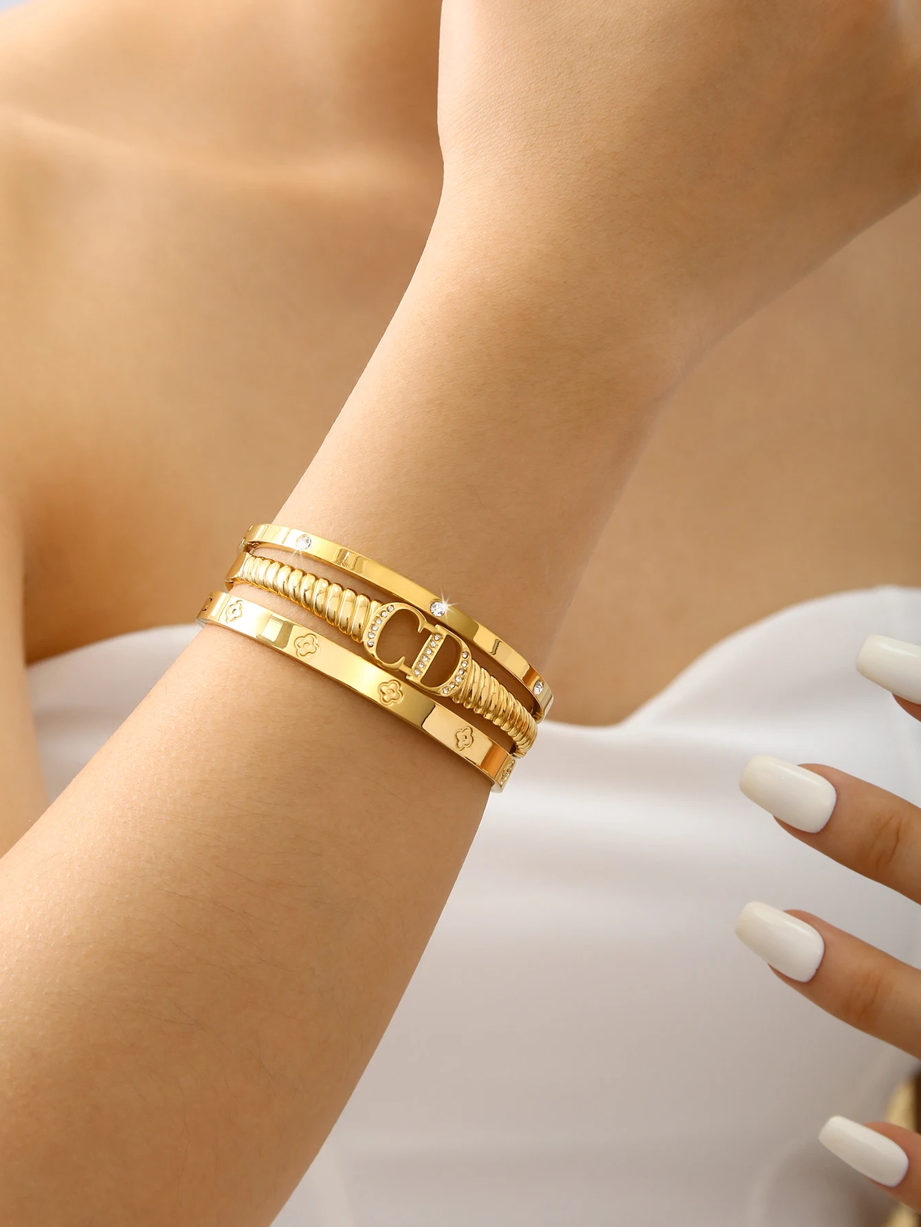 سحر شخصية خفيفة فاخرة بسيطة الرياح الباردة الفولاذ المقاوم للصدأ مع الماس، أربع أوراق الزهور، رسائل CD سوار أنثى #1