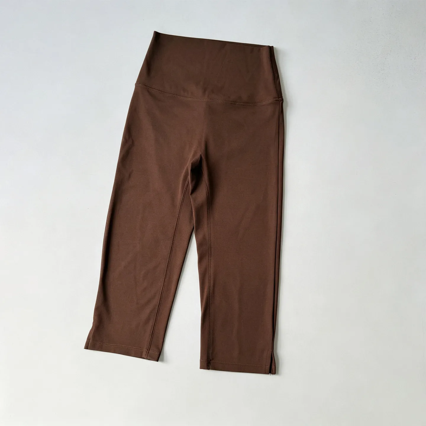 2-teiliges Nude High-Waisted Butt-Lifting Yoga-Set: Fitness-Cropped-Leggings, Sport-BH, stoßfestes Trainings-Oberteil und -Unterteil. – Detail 20