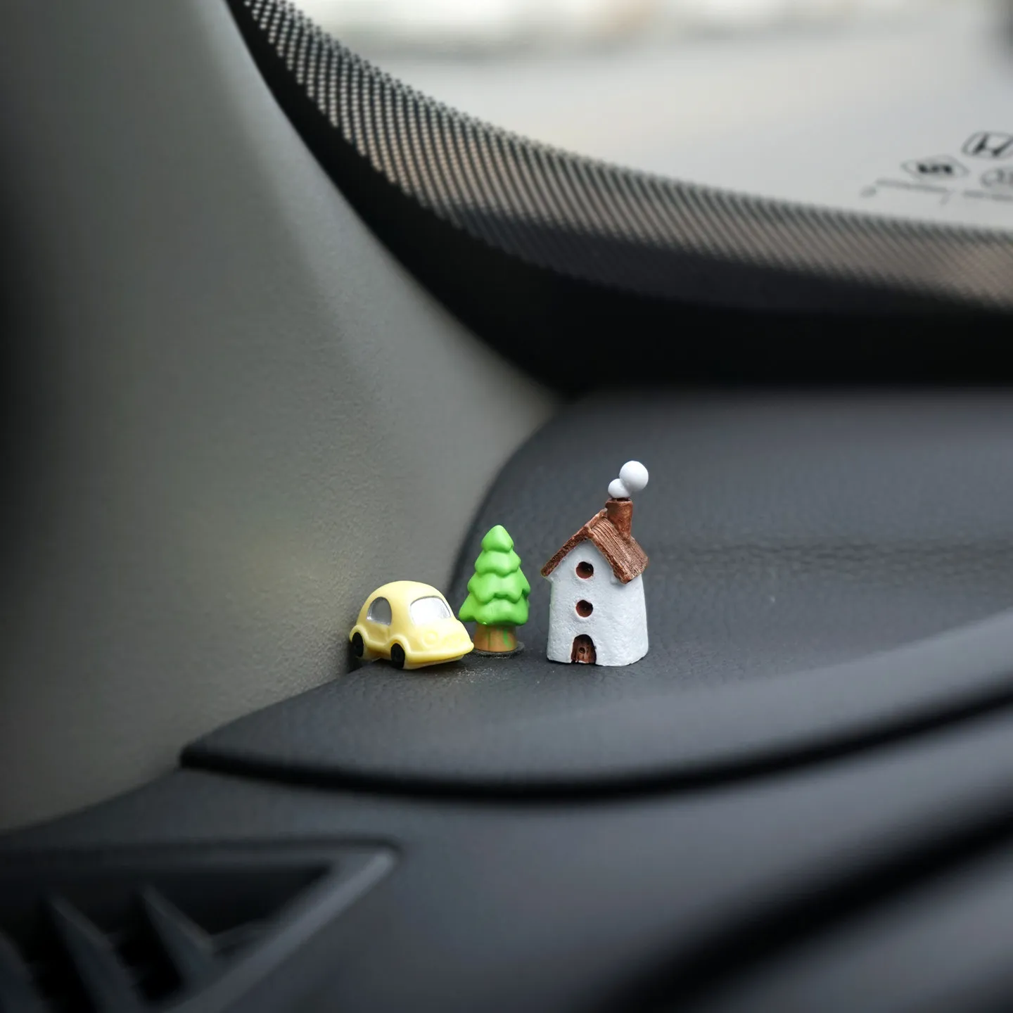 Car Decoration Ornament Small Tree Cabin Center Console Monitor Screen mini Creative Interior