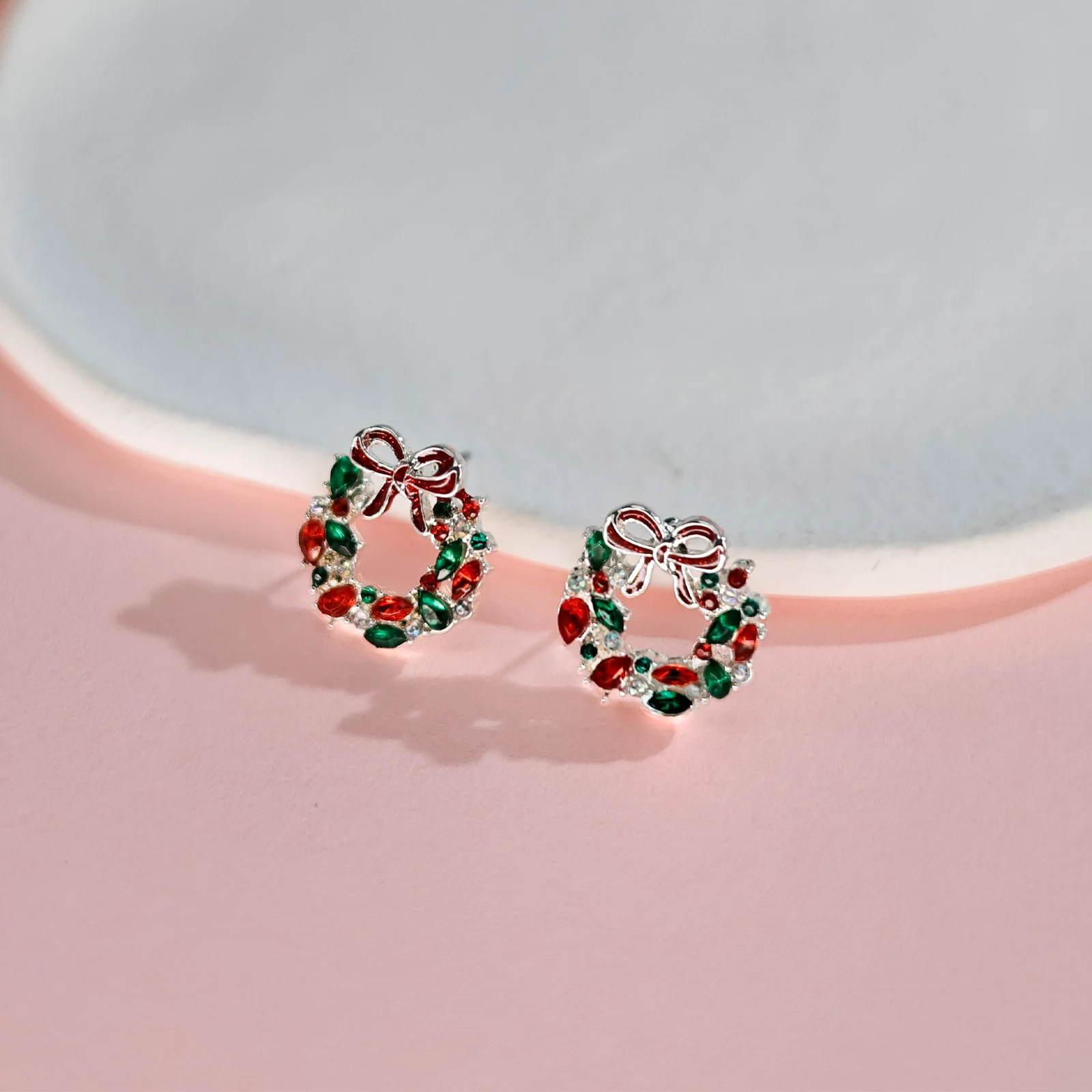 1 Pair of Christmas Wreath Stud Earrings, Alloy Flange Craft, Inlaid with Different Sizes of Green, White and Red Acrylic Diamon