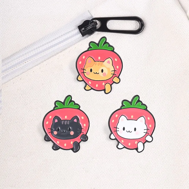 Cartoon-Erdbeer-Katzen-Emaille-Pin: Niedliche Frucht-Tier-Brosche mit Katzenköpfen, die aus roten Erdbeeren spucken – Dekoration für Rucksack und Jacke, Geschenk – Detail 5