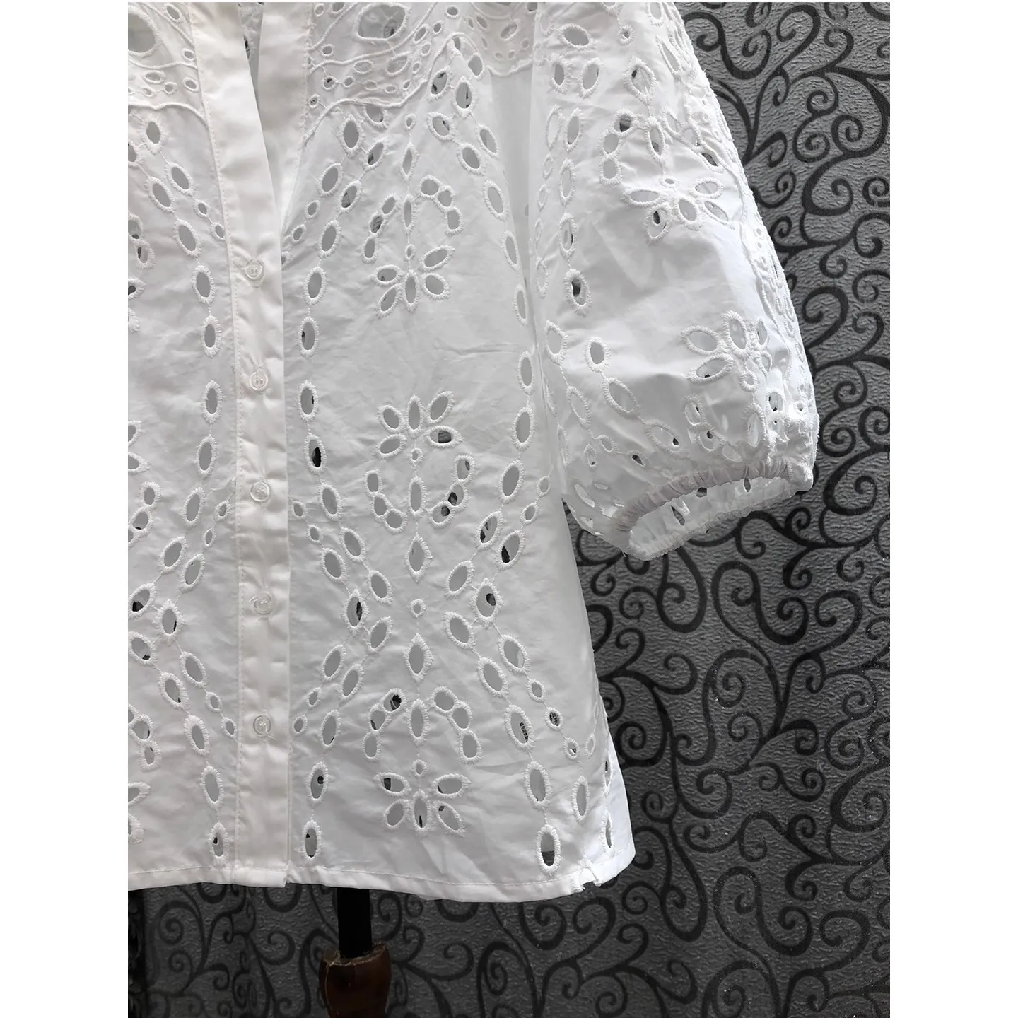 100% camisas de algodão 2025 outono moda estilo feminino oco para fora padrões bordados 3/4 manga elegante camisas brancas blusas femininas