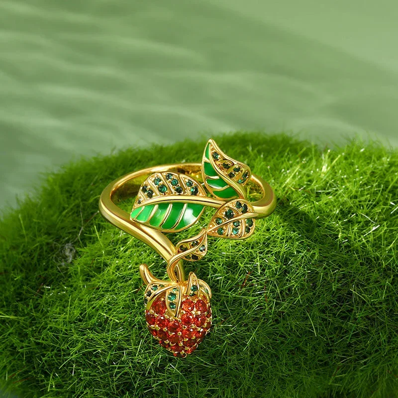 A cute and unique oil-dripping strawberry fruit ring