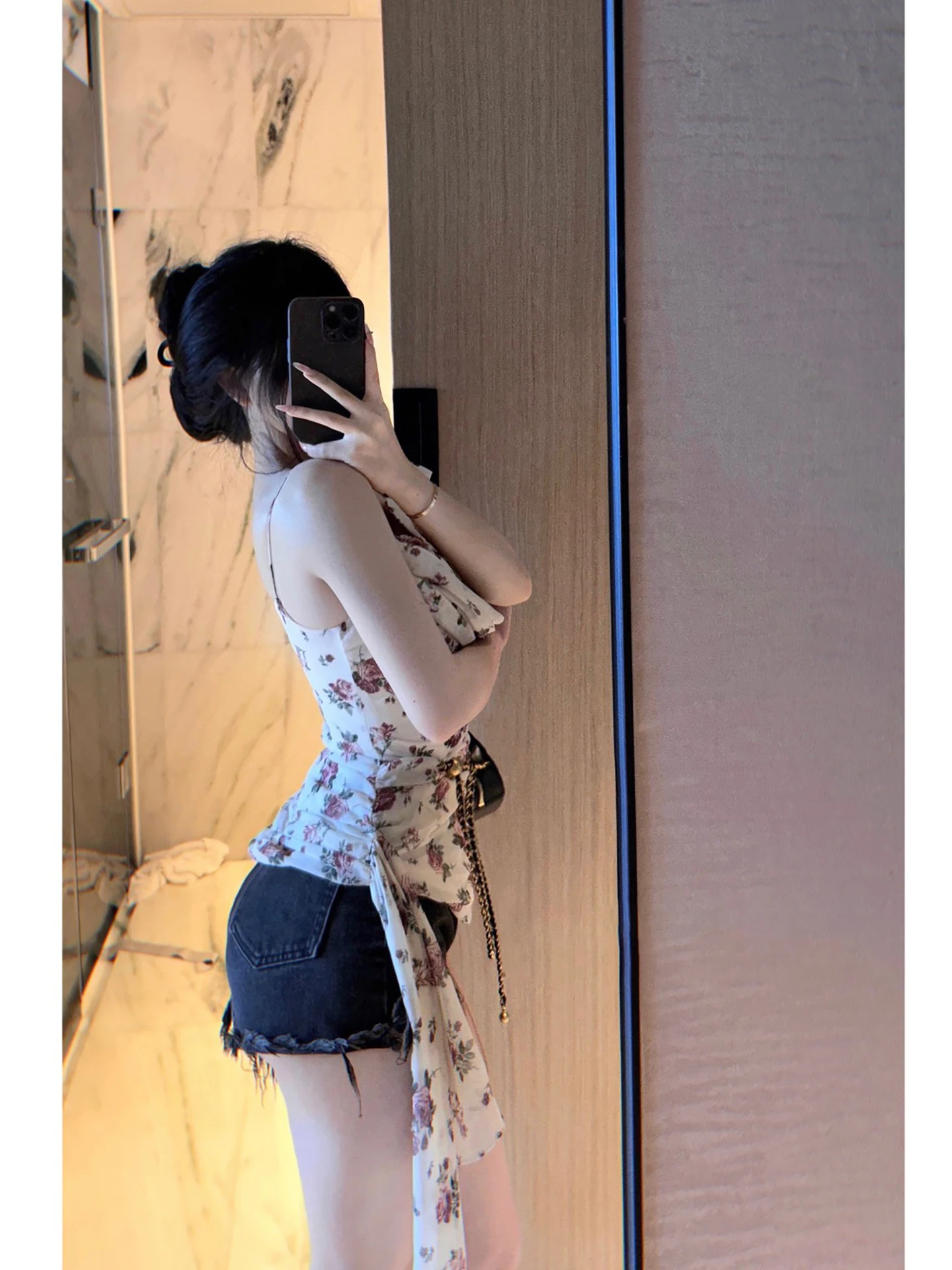 Jennie Sle Pure Desire Sexy Crop-Top mit Blumenmuster und Knoten an der Taille, geraffte Weste und Sommer-Pendler-Faion