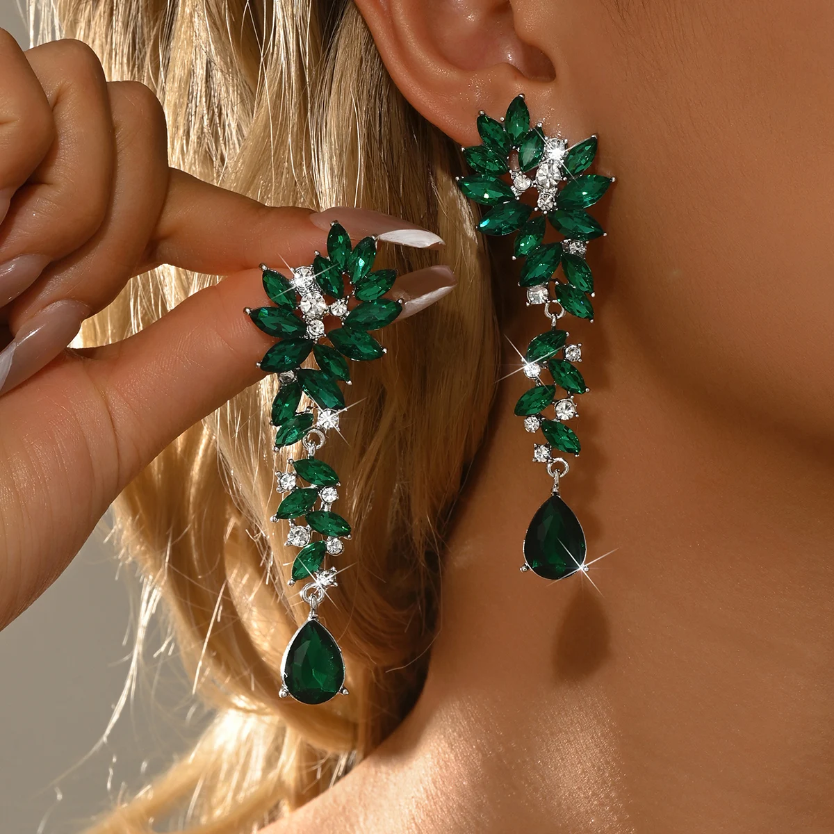 Sparkling Silver‑Tone Emerald Leaf Teardrop 2PC Earrings For Model Women Friend Red‑Carpet Anniversary Dinner Gift