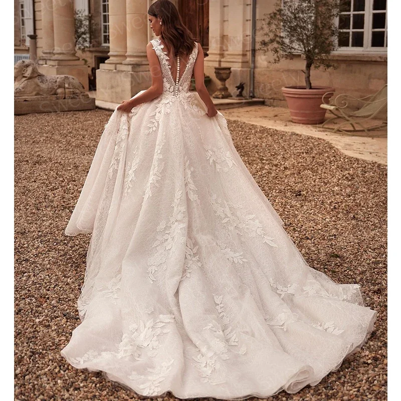 고급스러운 웨딩 드레스 자수 레이스와 A라인 바닥 길이 볼 가운 브이넥 민소매 버튼 베스티도 드 노비아 맞춤형