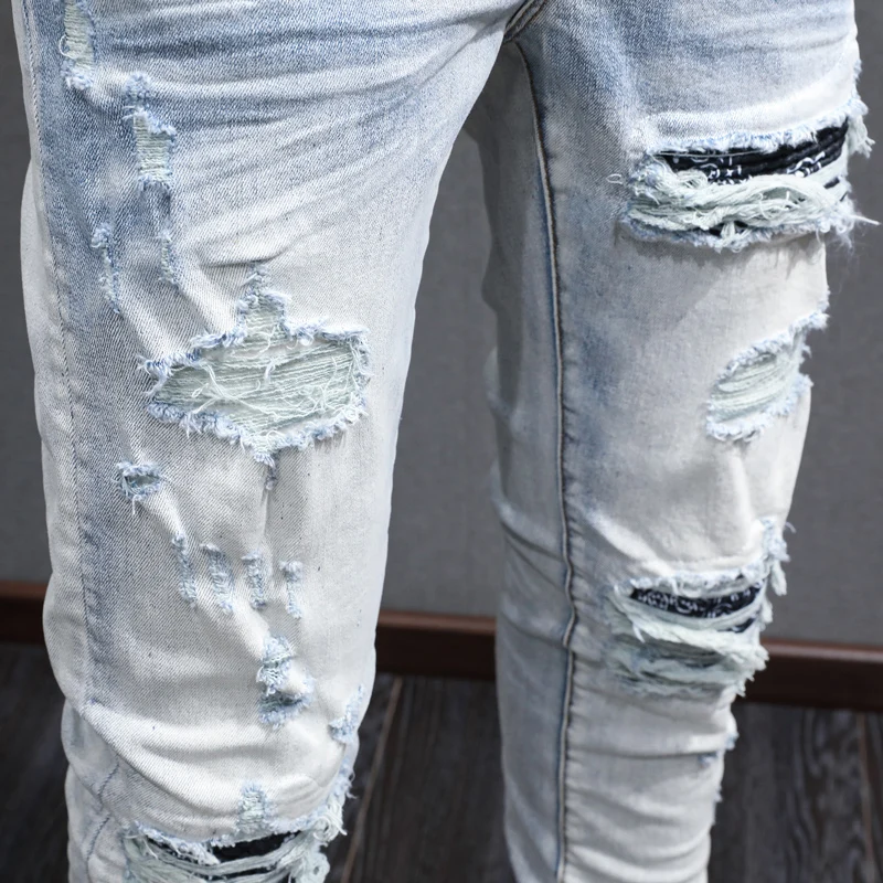 Fashionable new men's jeans with wrinkles, nostalgic stretch, slim fit, perforated patches, washed light blue jeans, hombreY2K