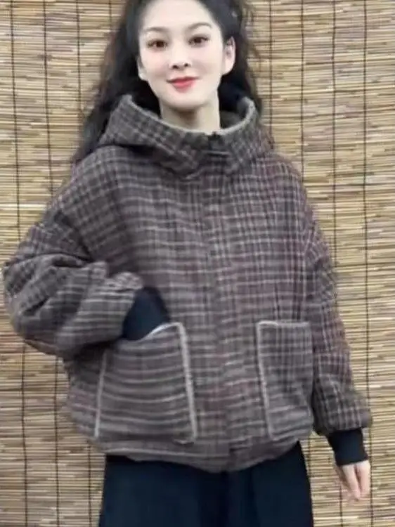 

Зимняя утепленная повседневная универсальная куртка в клетку с эффектом омоложения и стройнящим эффектом, ретро-пальто с капюшоном из хлопка, модная женская верхняя одежда 2025 года