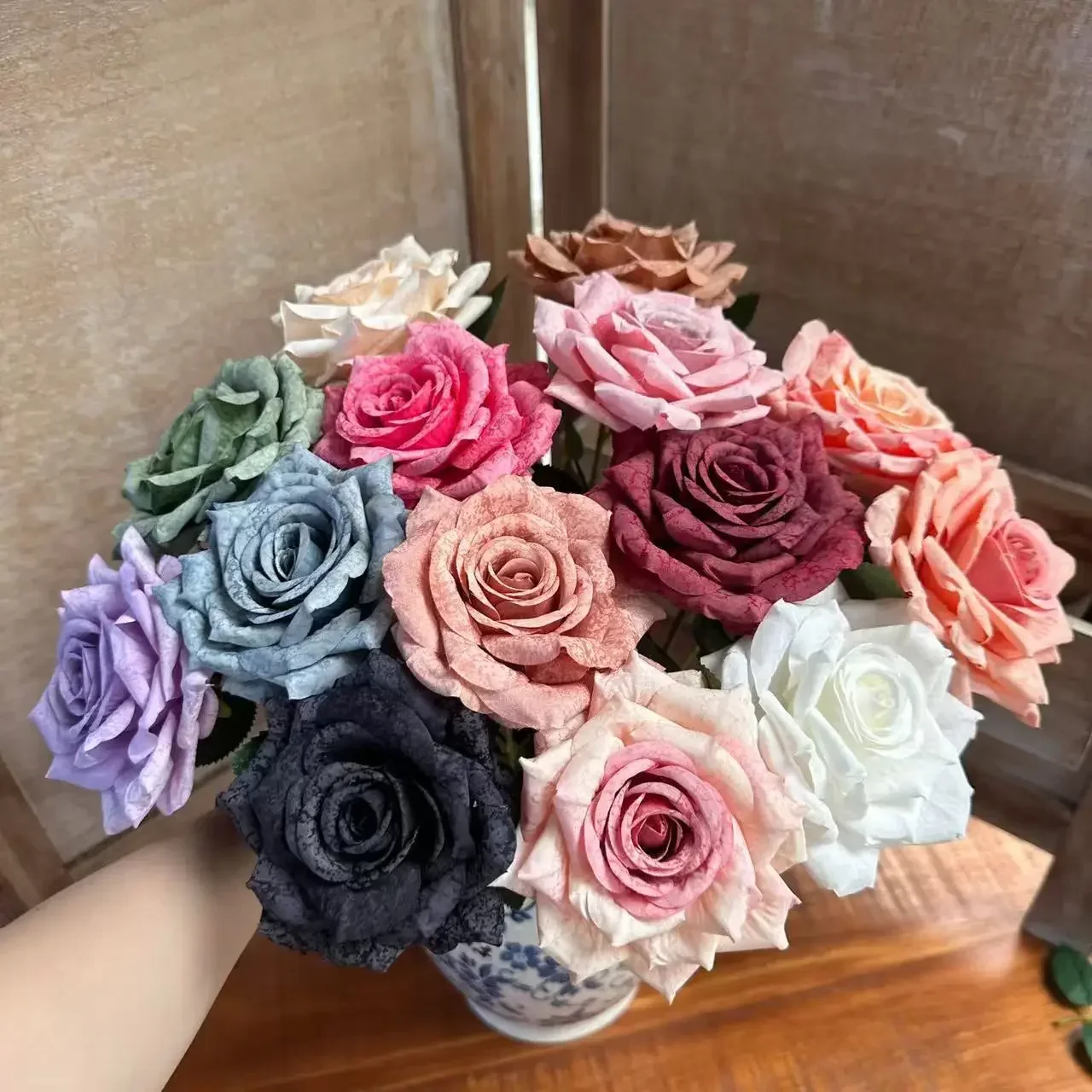 10/20 Stück Kunstblumen, Seidenrosen mit weißem, gewelltem Rand, Gartendekoration, künstliche Blumen, künstlicher Cappuccino-Rosenzweig, Kunstblume – Detail 1