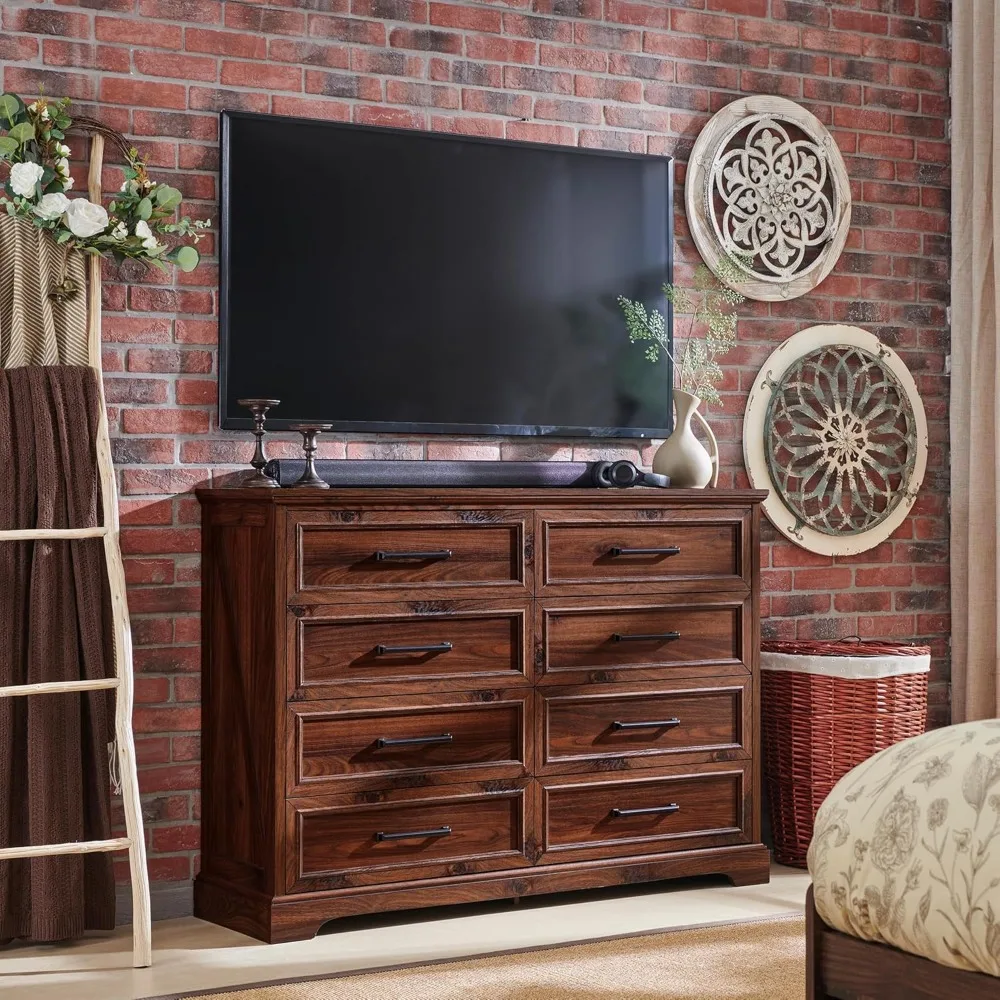 Cômoda larga rústica de madeira com 8 gavetas para quarto com textura natural e alças de metal