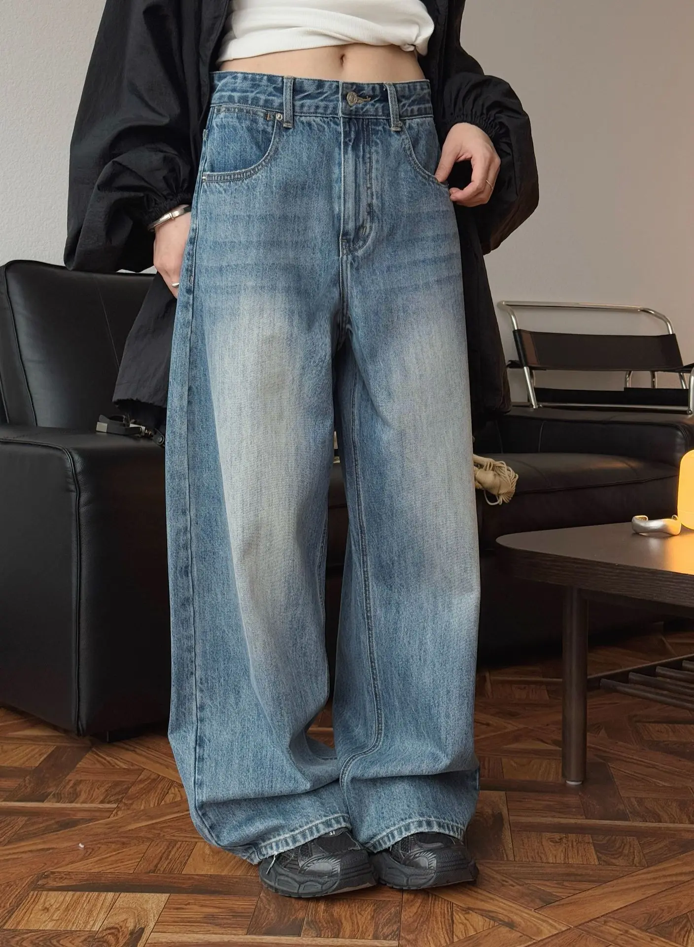 

Classic woman wide straight blue long jeans with pockets