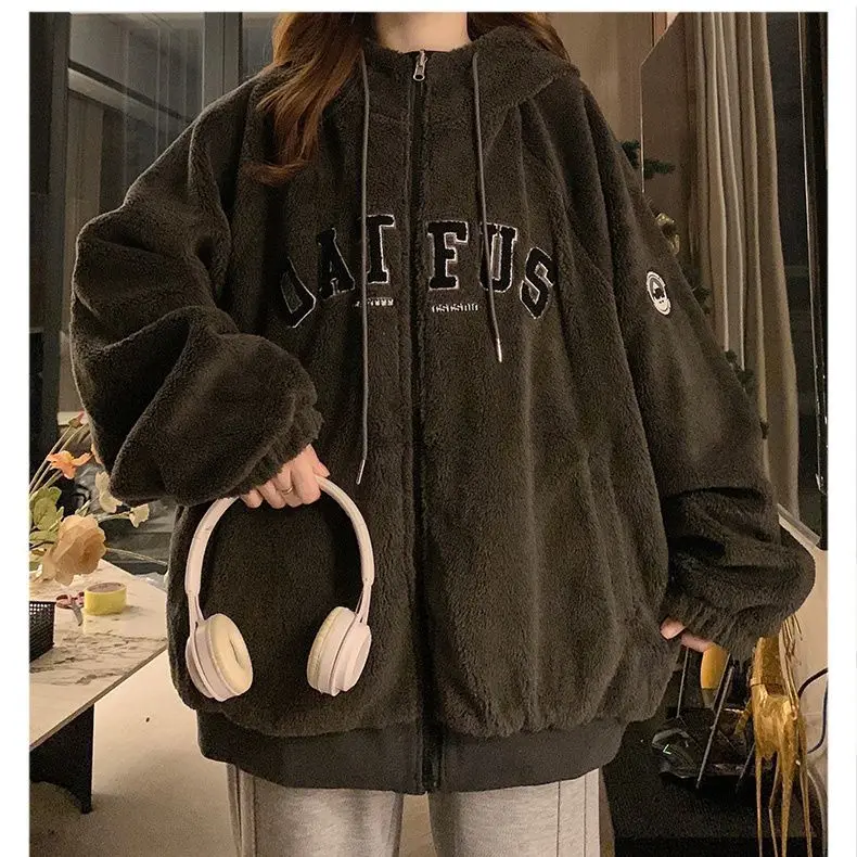 

Женская куртка из овечьей шерсти: спокойная, мирная, умиротворенная, тихая, бесшумная, неподвижная, неактивная, в покое, потенциальная, возможная (для женщин)