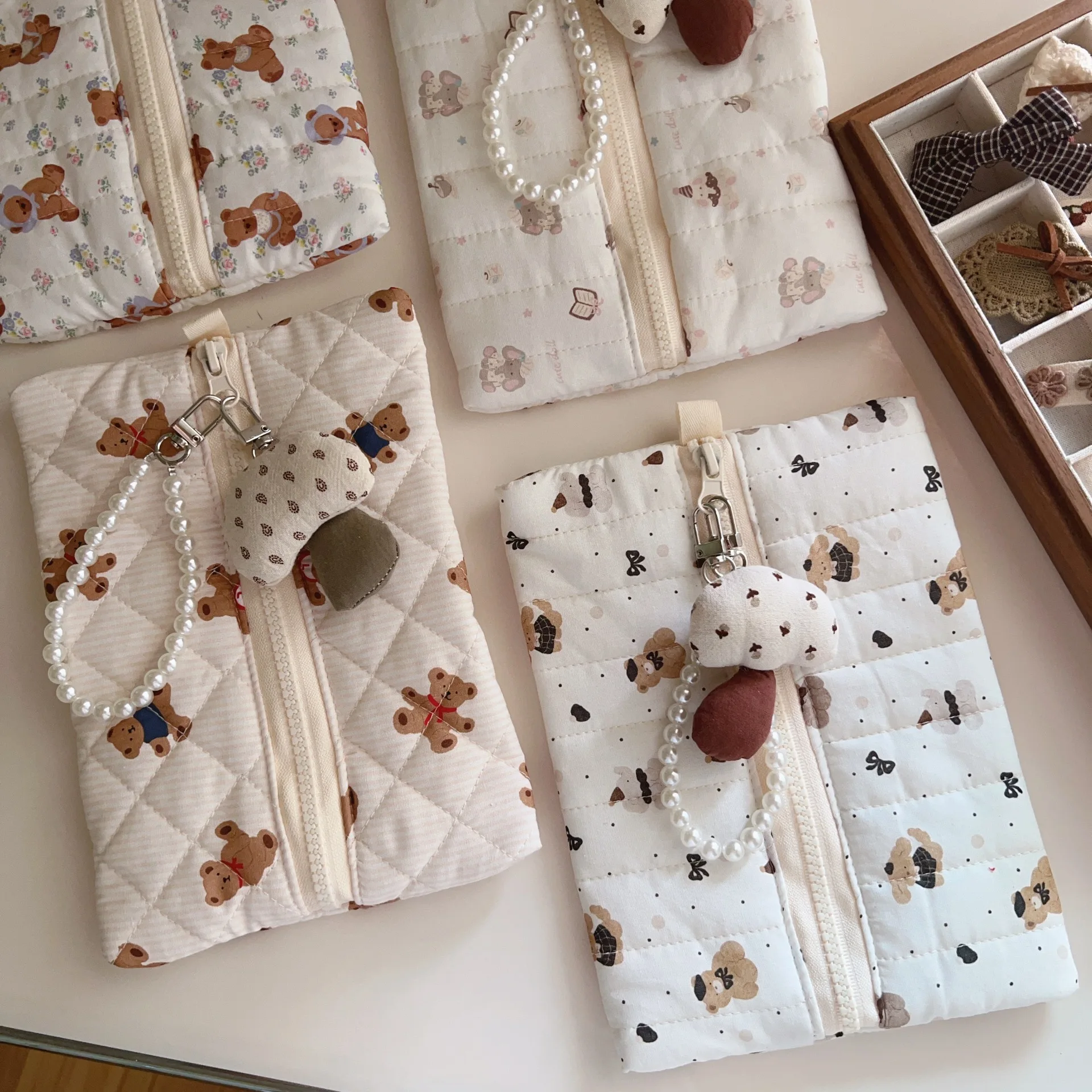 Bolsa de almacenamiento portátil de oso Vintage, bolsa para teléfono móvil, bolsa de maquillaje para lápiz labial, bolsa de acabado de viaje, colgante a juego y cadena de perlas