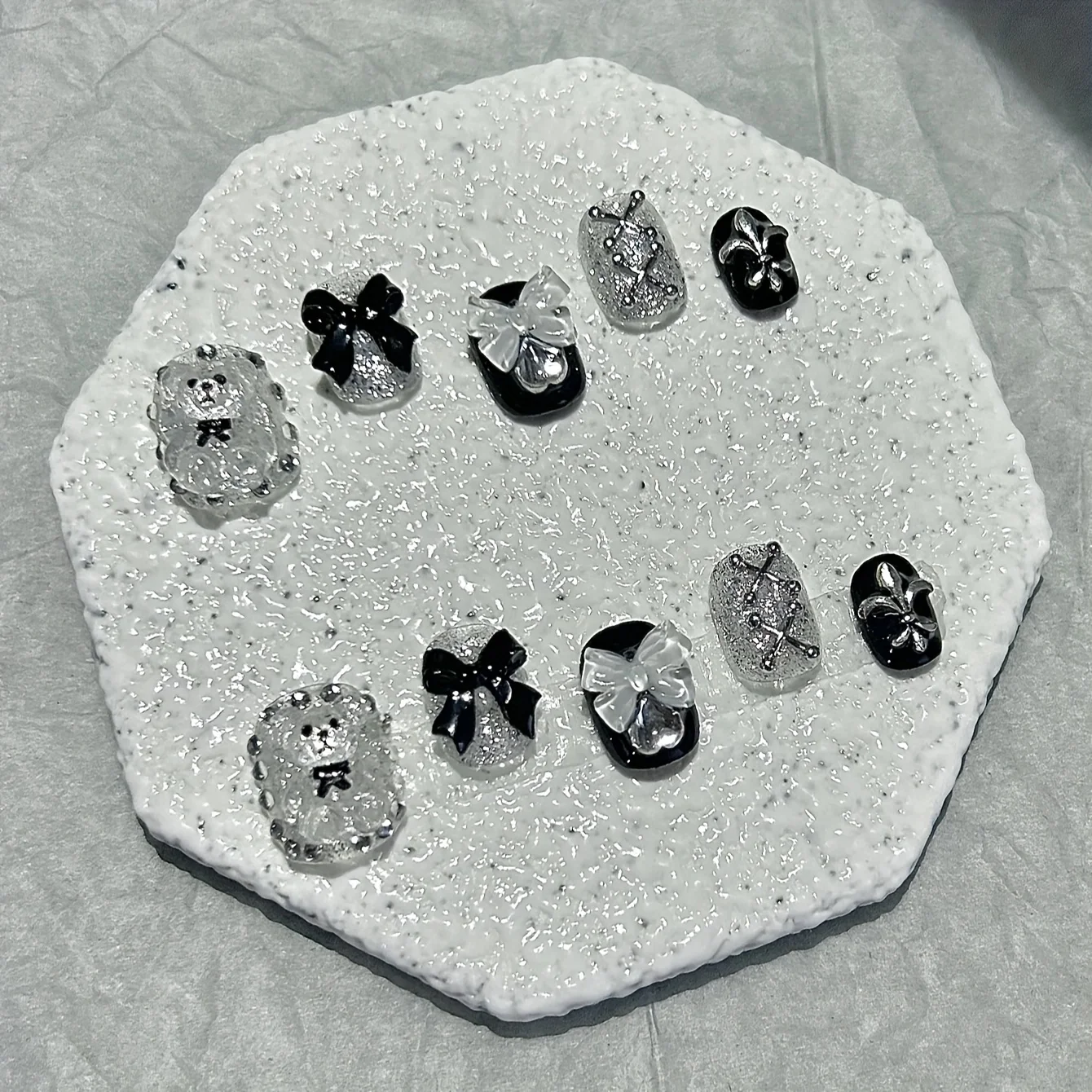 クマの形をした透明なレースのネイルパッチ,10個,取り外し可能な弓,きらびやかなダイヤモンド,ダークロリータ,手作り