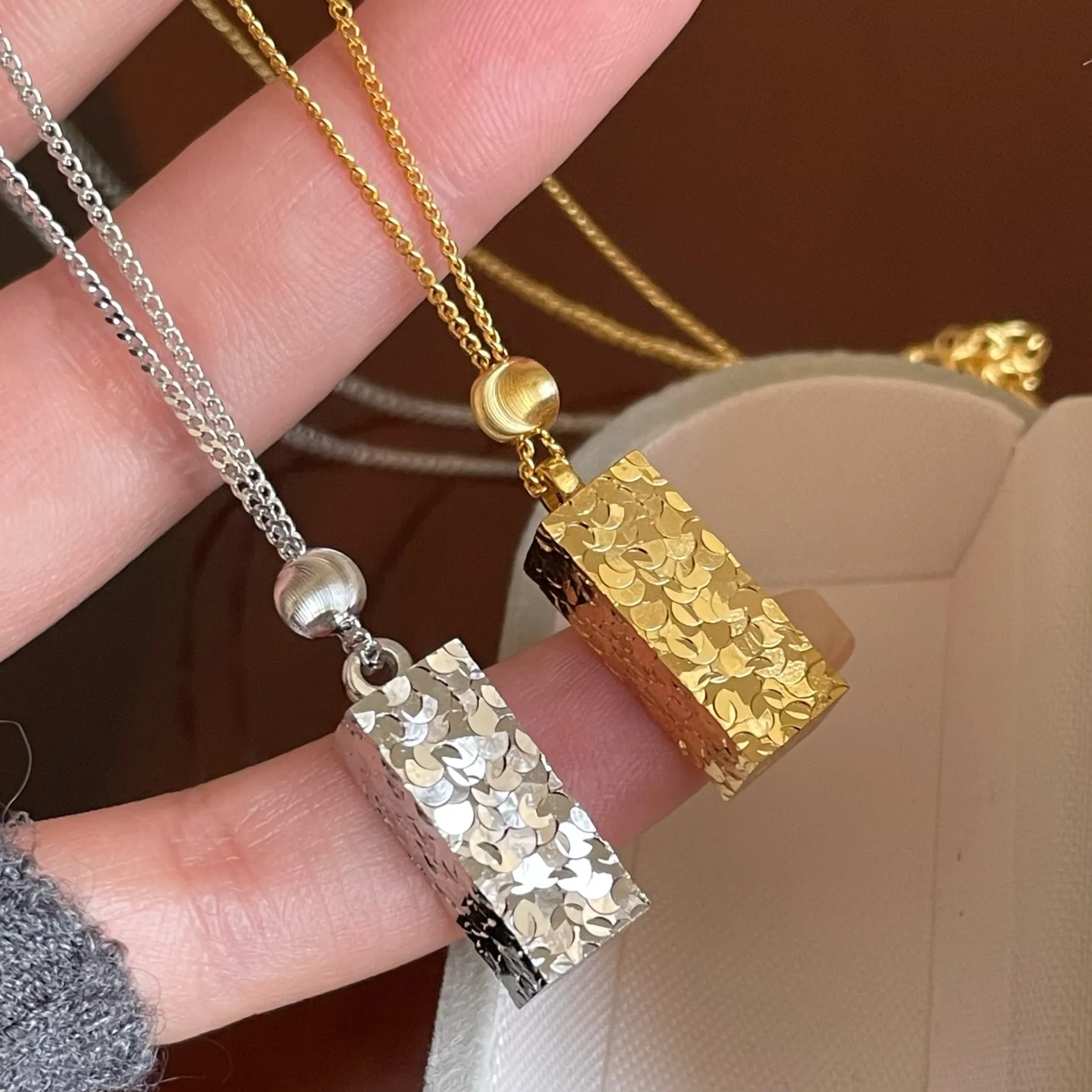 

High end and versatile temperament S925 pure silver sparkling broken ice small gold bar square financial necklace