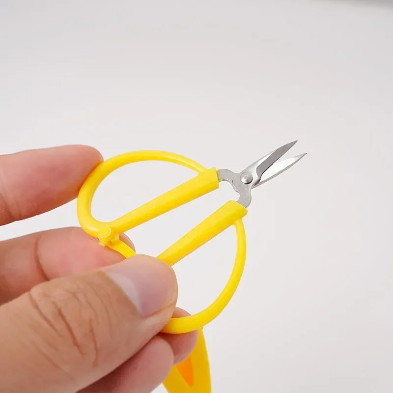 Home Mini Small Scissors Mini Portable Thread Scissors Embroidery Scissors Students Hand-cut Safety Scissors with Cap