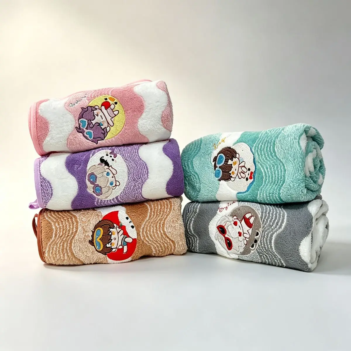 Serviette de toilette en polaire corail Anime Love and Deepspace, broderie Q mignonne, douce et absorbante, pour salle de bain, usage quotidien, cadeau