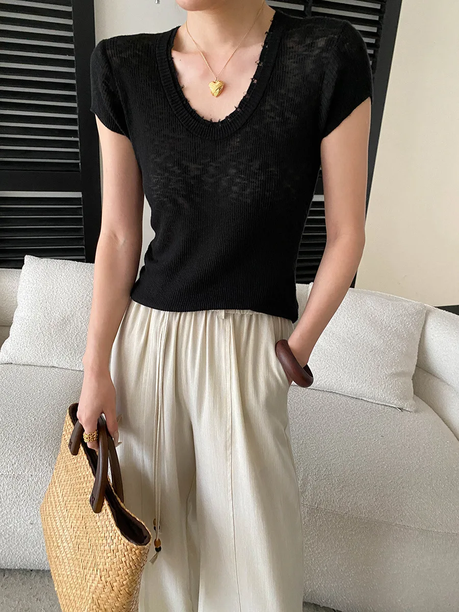 Sommerlicher Damenpullover in unifarbenem, französischem Design, doppellagig, mit V-Ausschnitt, schmal geschnitten, kurzärmelig. – Detail 16