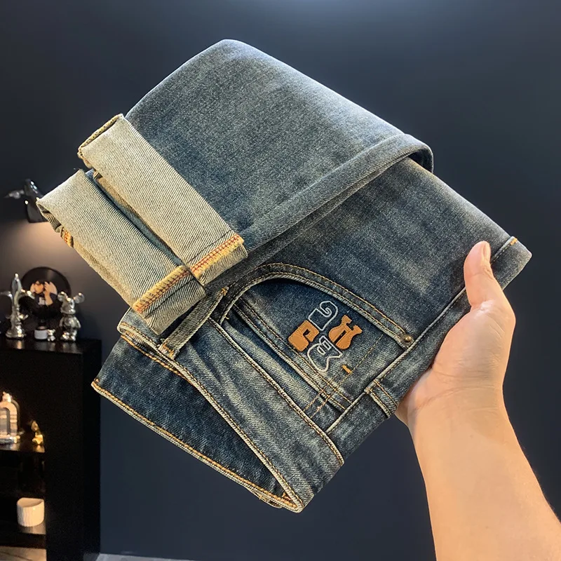 

2025 новые потертые синие зауженные джинсы в стиле ретро для мужских осенних трендов, универсальные и повседневные облегающие брюки с небольшими штанинами