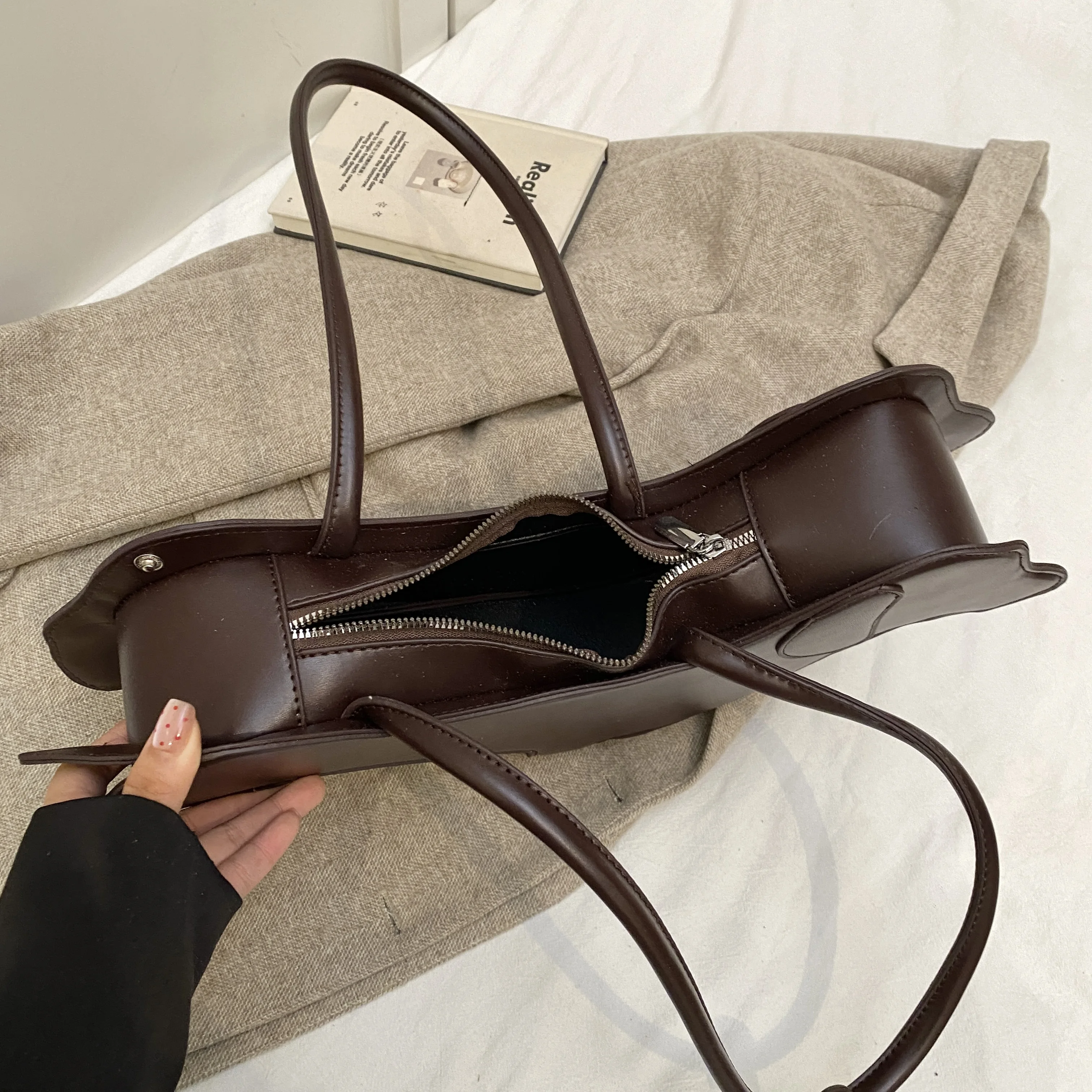 INS three-dimensional dachshund shoulder bag pu fabric retro handbag Korean minority design underarm bag image 5