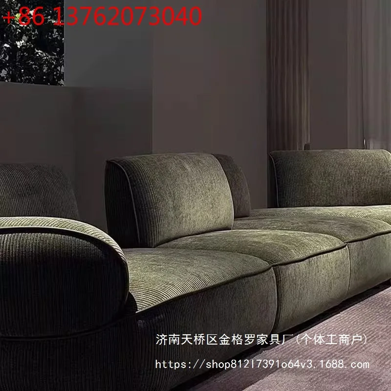 

Итальянский минималистичный диван-комбинация для небольшой квартиры с прямой сидушкой и подвижной спинкой, кремового цвета.