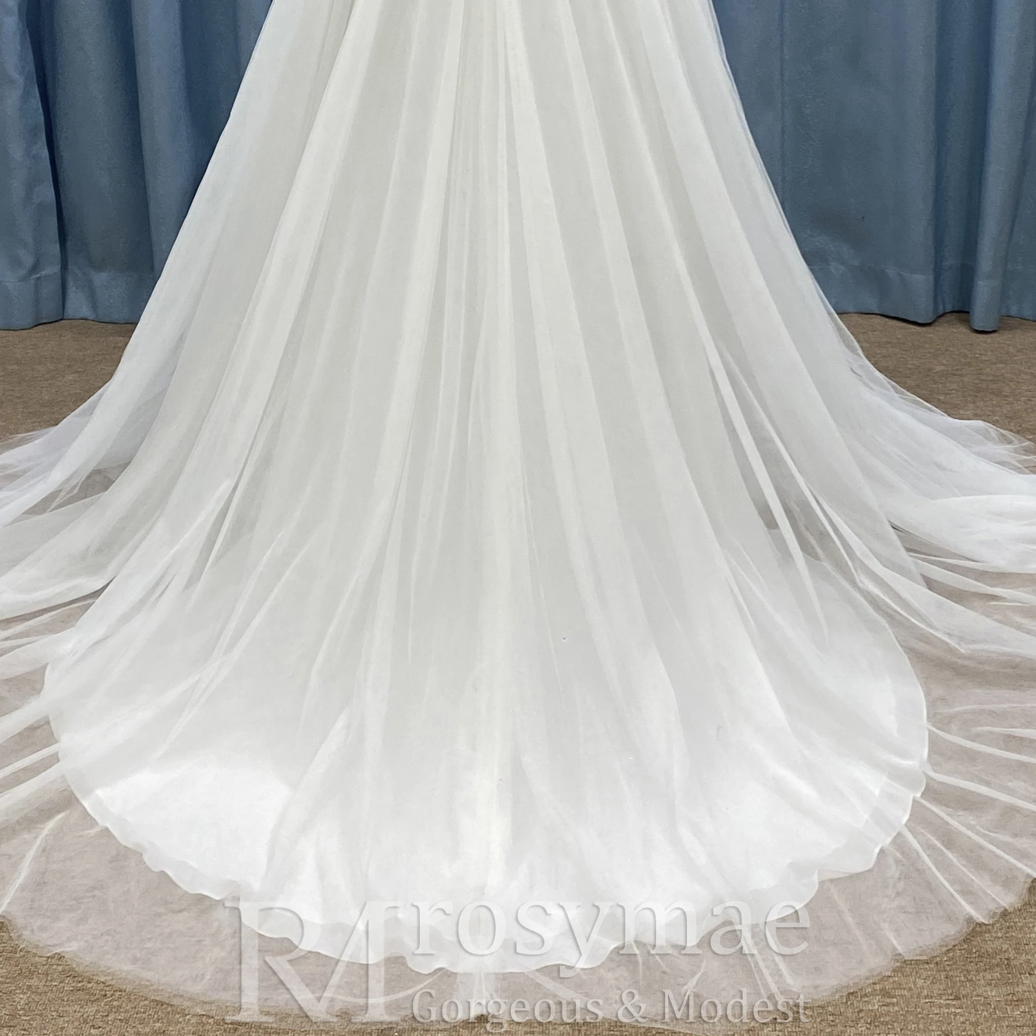 ชุดแต่งงานทรงเอไลน์ประดับคริสตัล Rosymae แบบเว้าลึก แขนกุด ดีไซน์เซ็กซี่หรูหราสำหรับเจ้าสาว