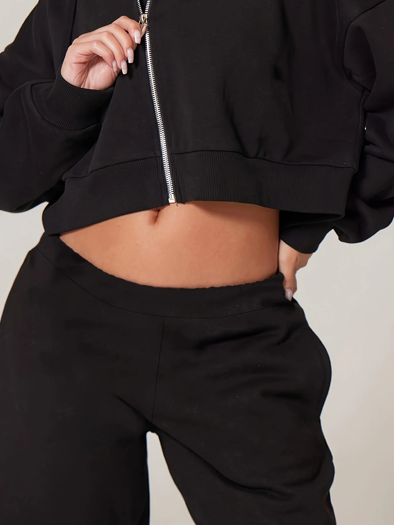 

New autumn and winter 2024 women's plus size commuter leggings made of gentle retro British knitted fabric.