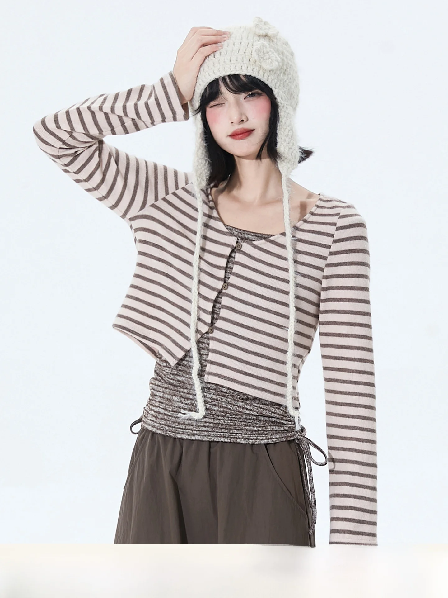 

Оригинальный вязаный кардиган в полоску кофейного цвета с завязками, комплект от Xiao Cong Liang Cai, модный ретро-стиль.