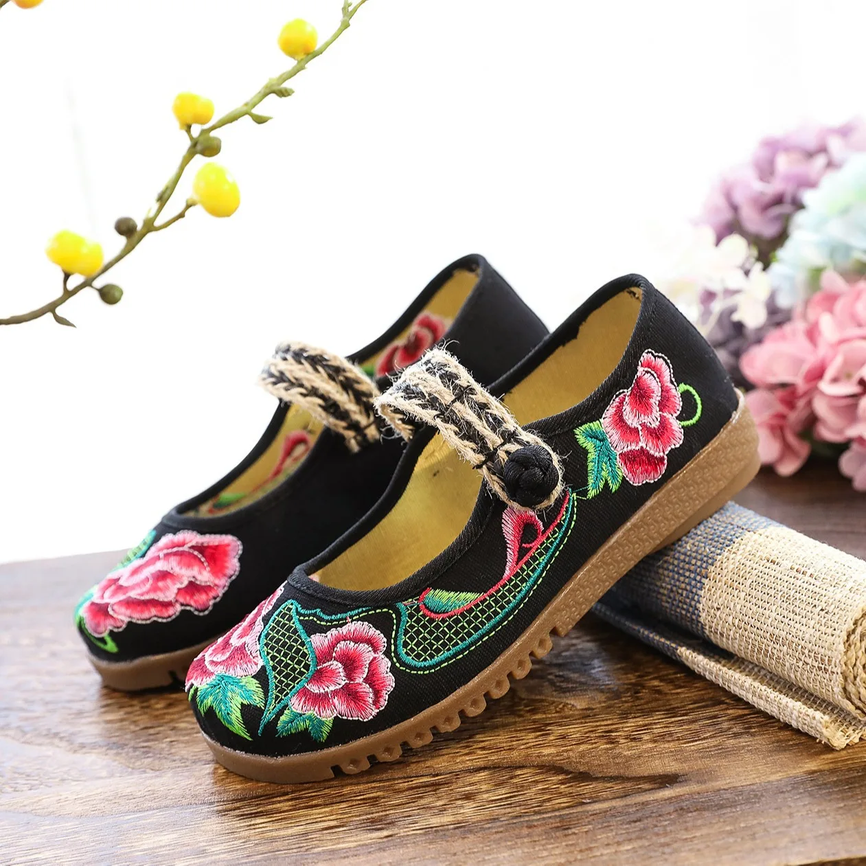

Size 34-41 Flats Shoes Embroidered Flowers Cloth Shoes Ethnic Style Casual Hanfu Shoes