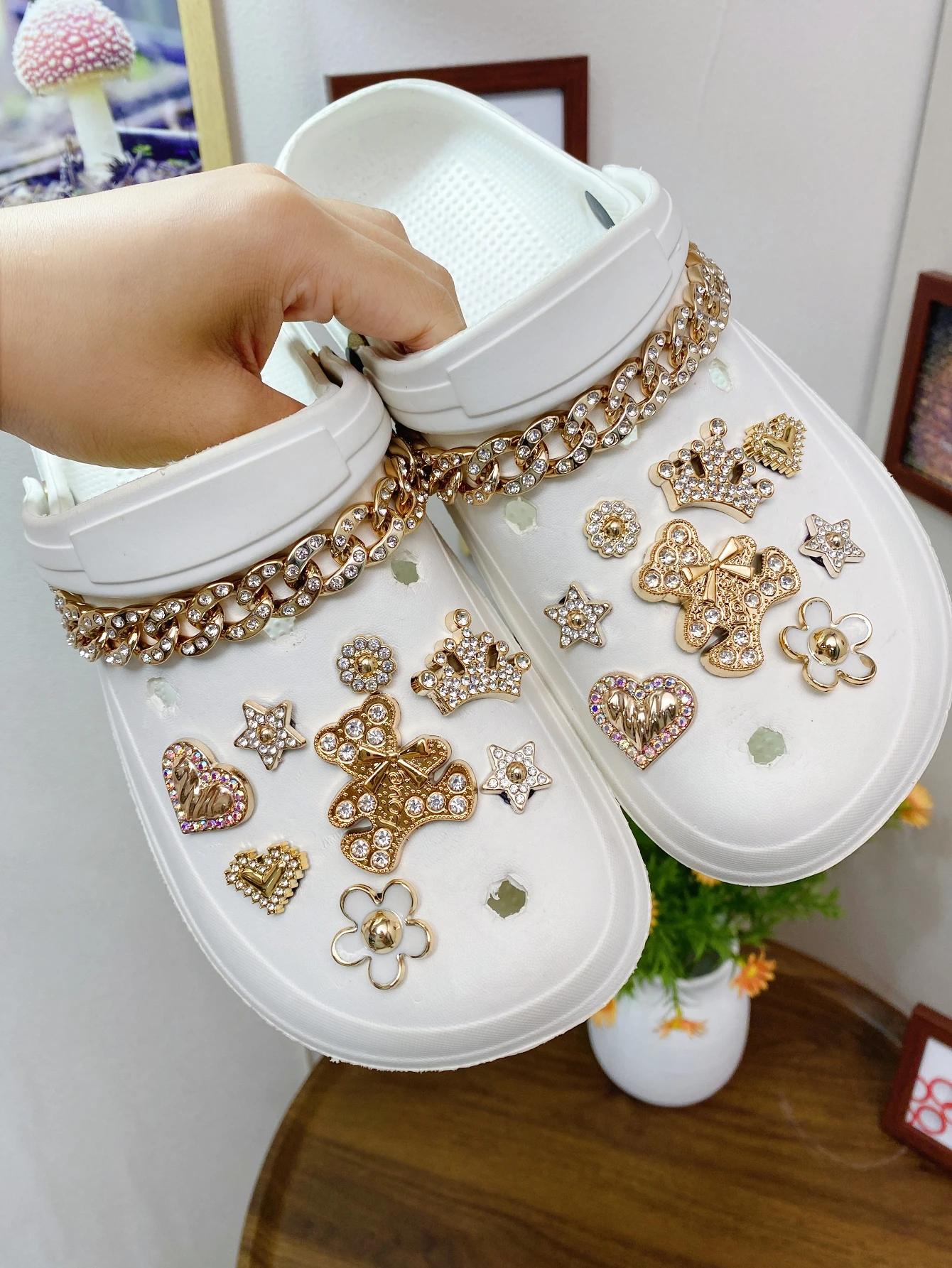 

18 pieces of fashionable golden bow bear, crown, five-petal flower, diamond-dotted heart, five-pointed star crocs with detachabl