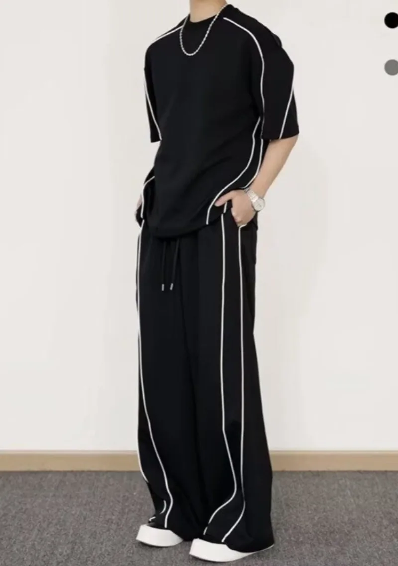 

Летний мужской спортивный комплект 2026: футболка с коротким рукавом и брюки в стиле колор-блок