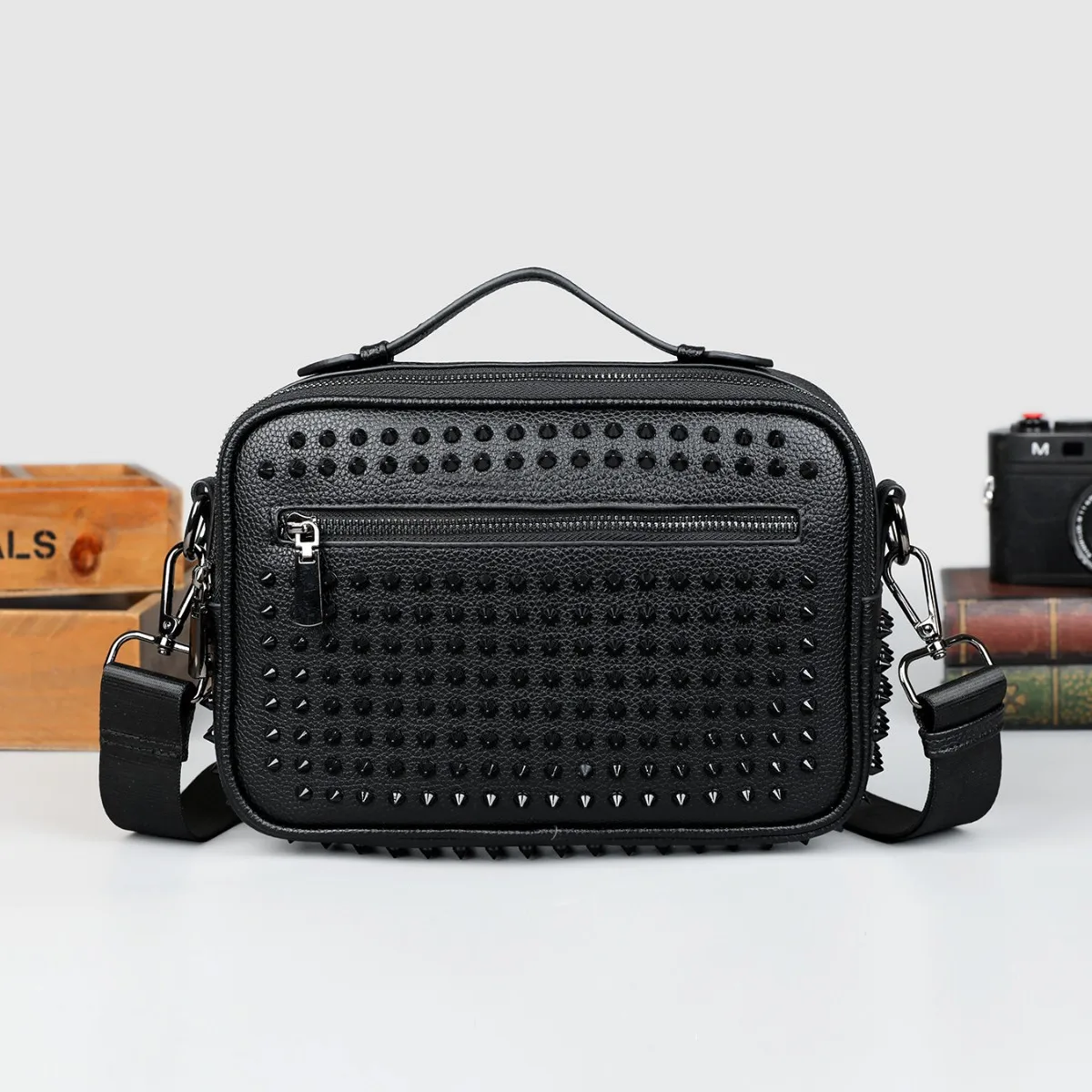 

Модная повседневная мужская сумка в Европе и США, индивидуальная сумка с заклепками, сумка через плечо на одно плечо, трендовая мужская сумка