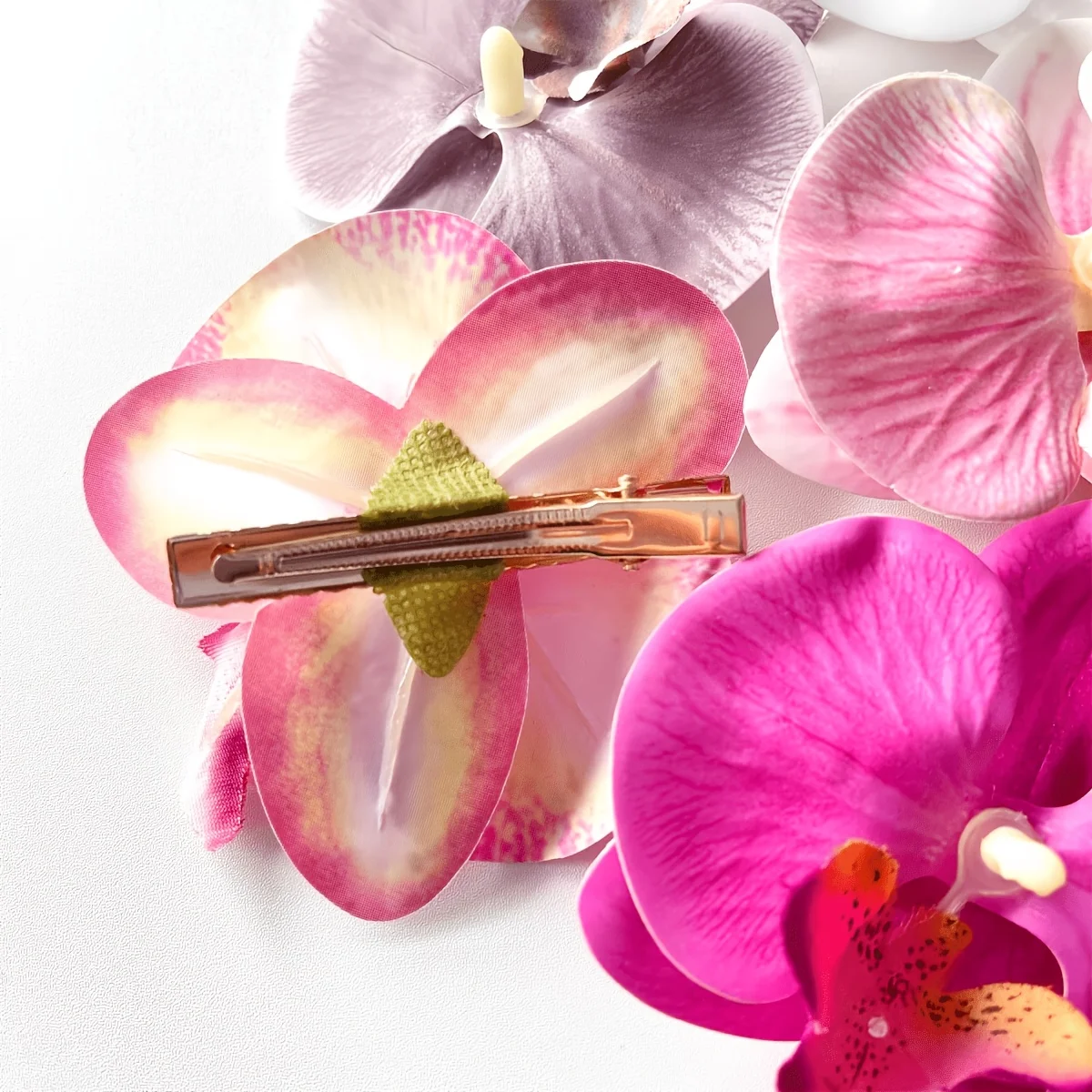 8-teiliges Set mit zufällig gefärbten, blumenförmigen Haarklammern, 3D-Blumen-Haarklammern mit realistischer Darstellung, Boho-Haarklammern mit Phalaenopsis-Blumen, hawaiianische, künstliche Phalaenopsis-Haarklammern für Braut, Hochzeit, Strandparty und Urlaub. – Detail 4