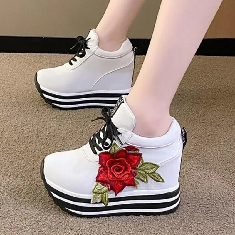 Роскошная женская спортивная обувь, высокие парусиновые туфли, милые женские туфли на шнуровке с черными цветами, студенческие красивые сказочные кроссовки 11 см Роскошная женская спортивная обувь, высокие парусиновые туфли, милые женские туфли на шнуровке с черными цветами, студенческие красивые сказочные кроссовки 11 см