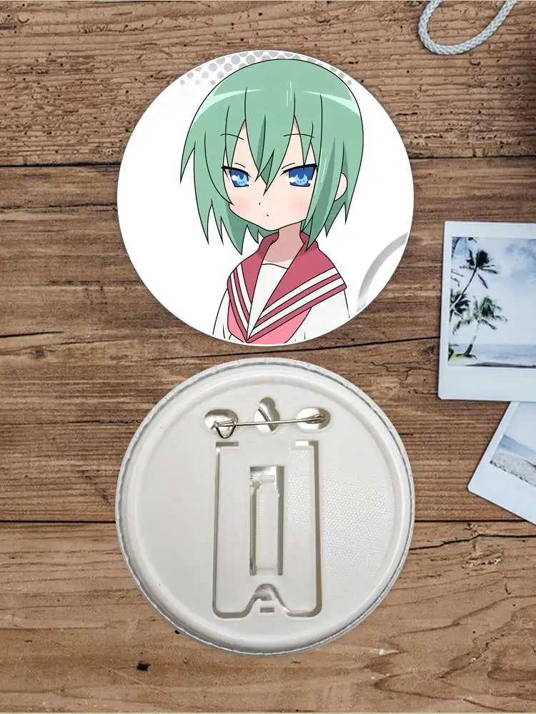 Iwasaki Minami Game أنيمي شخصية شارة بروش مرساة الأجهزة الطرفية دبوس التلبيب هدية عيد ميلاد قبعة حقيبة مدرسية الموضة