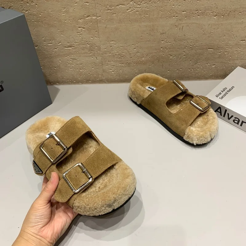 الفراء النساء النعال الشقق صنادل أرضية أحذية امرأة الموضة صيف 2025 الاتجاه أحذية رياضية المفتوحة تو الوجه يتخبط