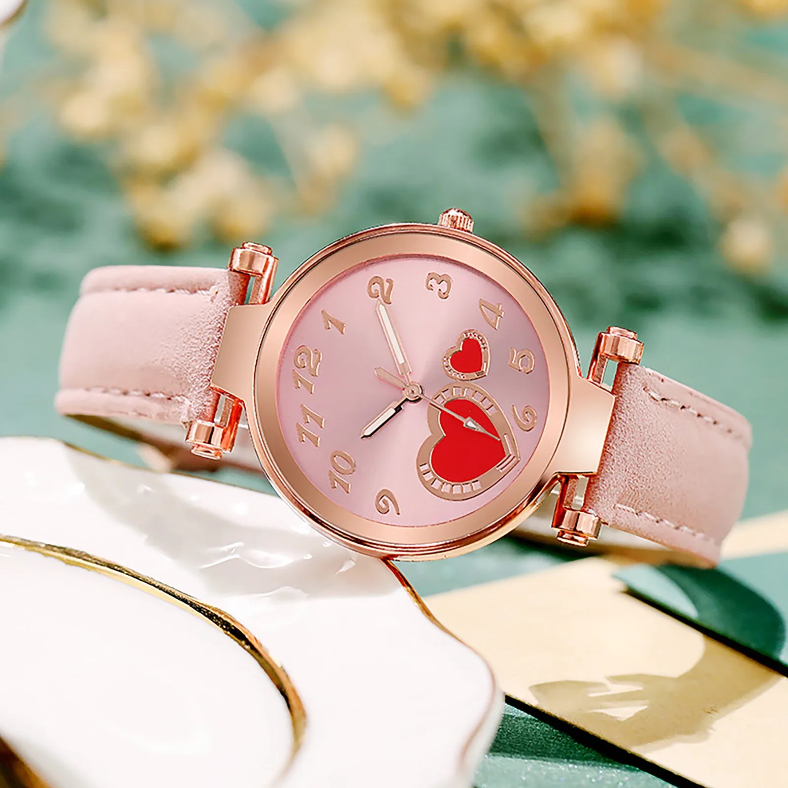 Vintage Watch For Women Leather Strap Wristwatch Quartz Watches Love Decoration Arabic Numeral Dial Ladies Watch Gift