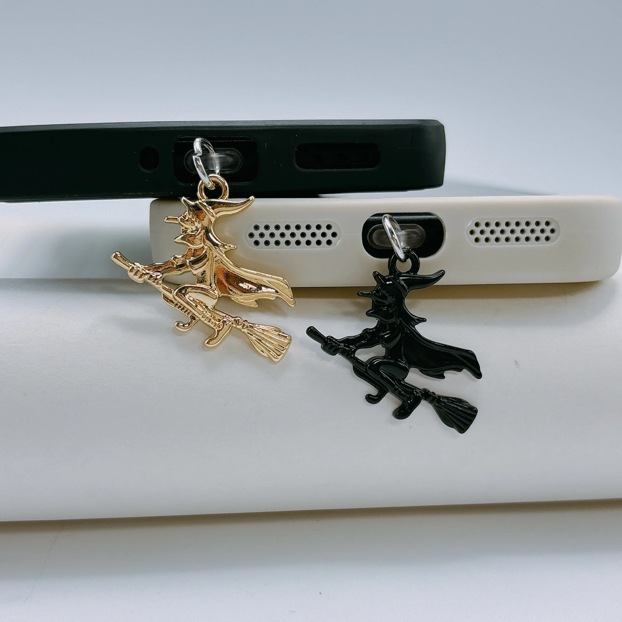 

1 Halloween Witch Alloy Pendant Dust Plug, Phone Decoration Accessory - Charming Witch Dust Cap Suitable for Phones, Phone Decorations, Phone and Computer Earphones, Etc., Daily Care Gadgets