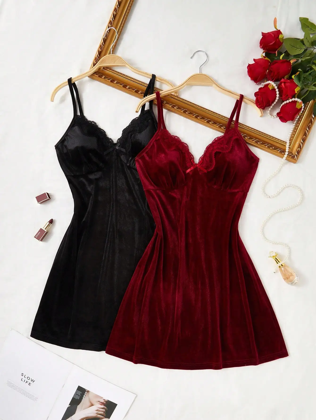 

Комплект из 2 женских бархатных ночных сорочек с кружевной отделкой - черный и бордовый