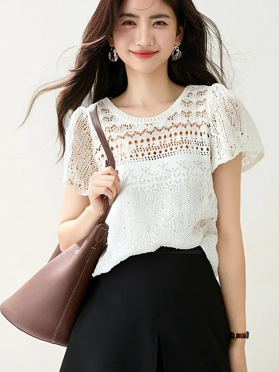 قميص نسائي بأكمام قصيرة صيفي بتصميم جديد مجوف خفيف وفضفاض أنيق مضاد للشيخوخة مصنوع من البوليستر المحبوك