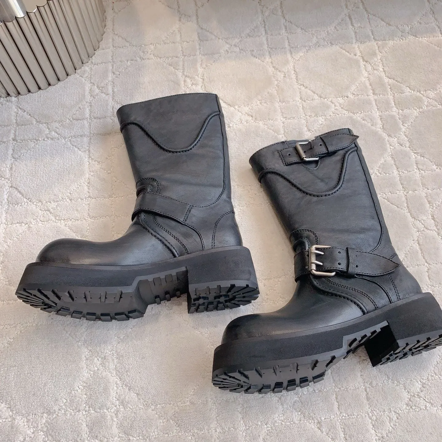 أحذية نسائية قصيرة بتصميم قابل للطي وإبزيم معدني من جلد البقر العلوي/البطانة، نعل خارجي مصبوب ملابس الشارع/تي شيرت/سراويل العمل